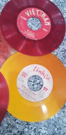 dia-nhua-truoc-1975-vang-bong-mot-thoi-big-0