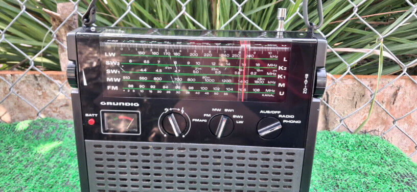 grundig-4-band-radio-co-dien-chuan-chat-duc-big-0